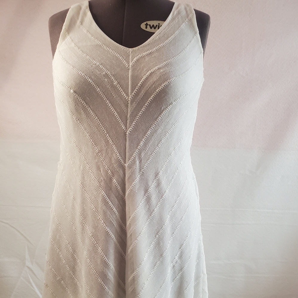 Women white sleeveless party dress